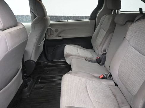 Used 2021 Toyota Sienna LE FWD image 19