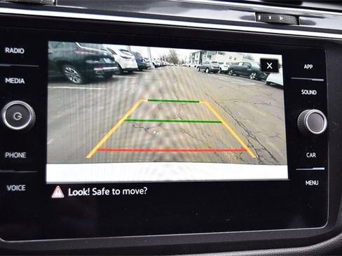 Certified 2022 Volkswagen Tiguan SE image 11