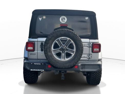 Used 2018 Jeep Wrangler Unlimited Sahara AWD/4WD image 5