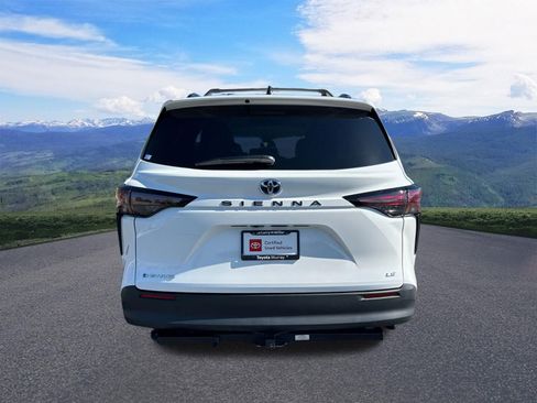 Used 2025 Toyota Sienna LE AWD/4WD image 4