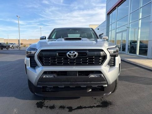 Used 2025 Toyota Tacoma TRD Sport AWD/4WD image 2