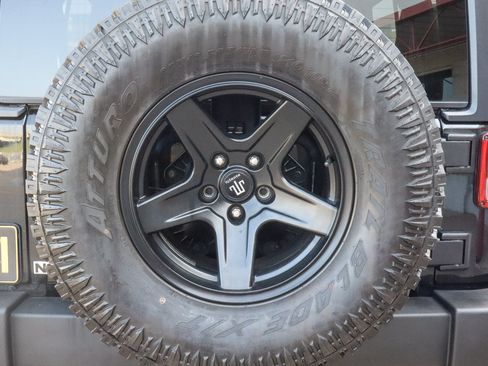 Used 2018 Jeep Wrangler Unlimited Rubicon w/ Connectivity Group AWD/4WD image 16