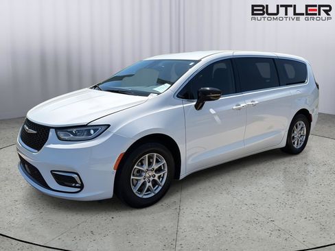 Used 2024 Chrysler Pacifica Touring-L FWD image 1