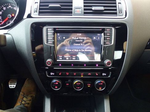 Used 2017 Volkswagen Jetta GLI FWD image 22
