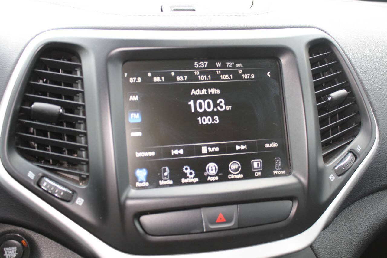 Used 2018 Jeep Cherokee Latitude Plus AWD/4WD image 11