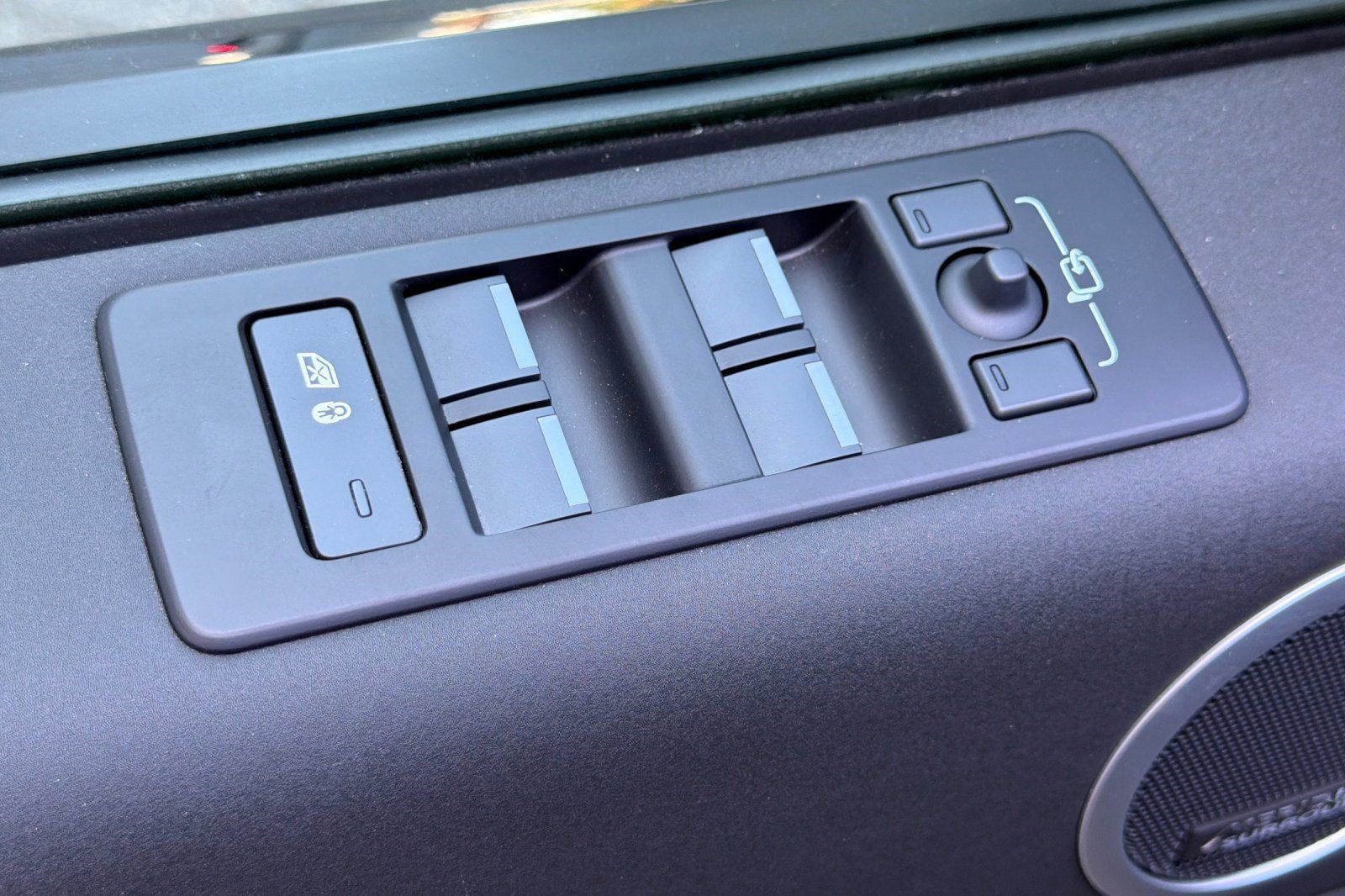 Used 2025 Land Rover Discovery S AWD/4WD image 14