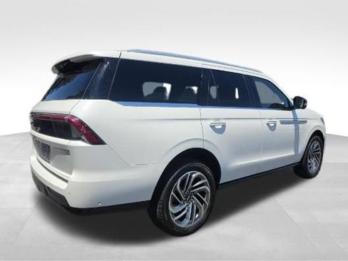 Used 2025 Lincoln Navigator Reserve AWD/4WD image 2