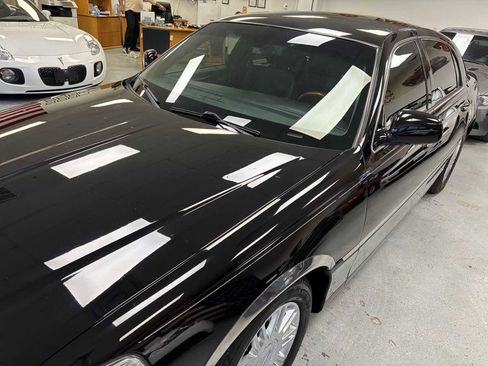 Used 2009 Lincoln Town Car Signature Limited image 2