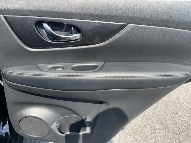 Used 2020 Nissan Rogue SV FWD image 21