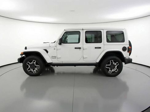 Used 2025 Jeep Wrangler Sahara image 4