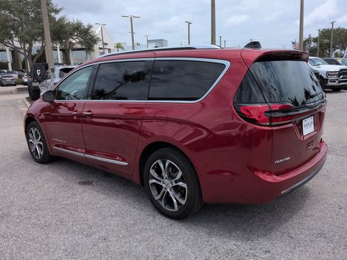 Used 2024 Chrysler Pacifica Pinnacle AWD/4WD image 7