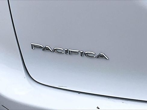 Used 2020 Chrysler Pacifica Touring-L Plus w/ Tire & Wheel Group FWD image 9