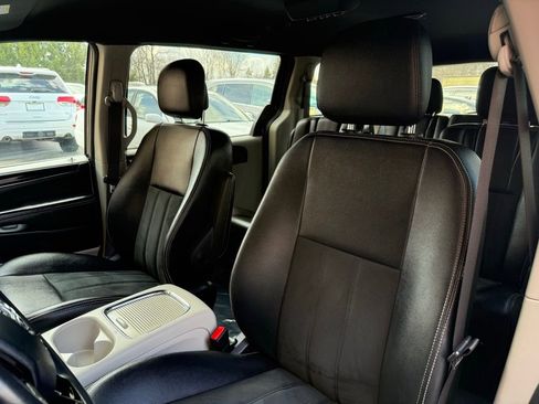 Used 2019 Dodge Grand Caravan SXT image 9