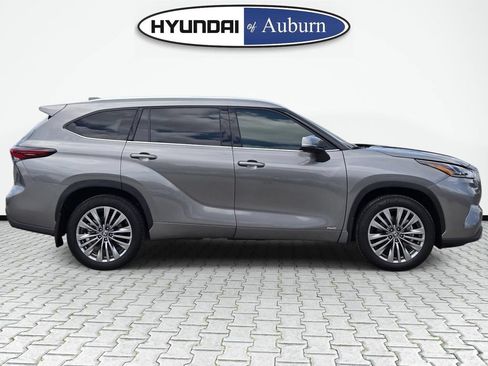 Used 2026 Toyota Highlander Platinum AWD/4WD image 4