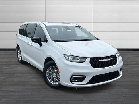New 2025 Chrysler Pacifica Select image 2