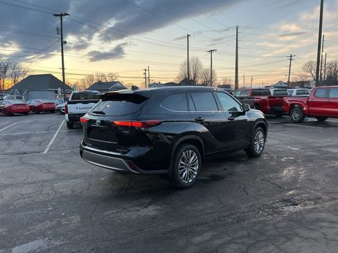 New 2026 Toyota Highlander Platinum image 4