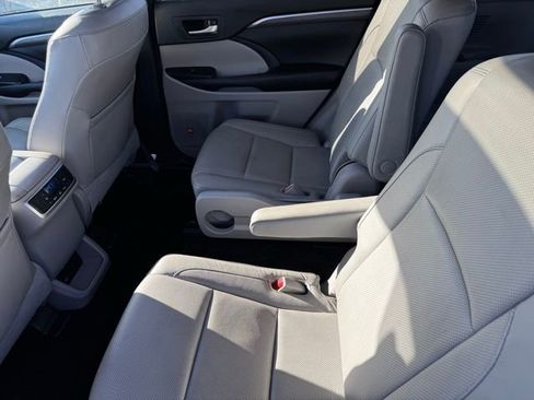 Used 2017 Toyota Highlander Limited image 7