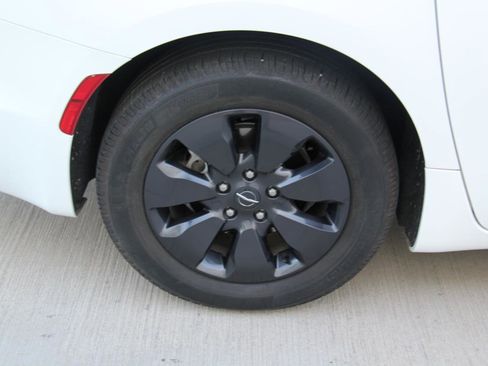 Used 2020 Chrysler Pacifica Touring-L w/ S Appearance Package FWD image 34