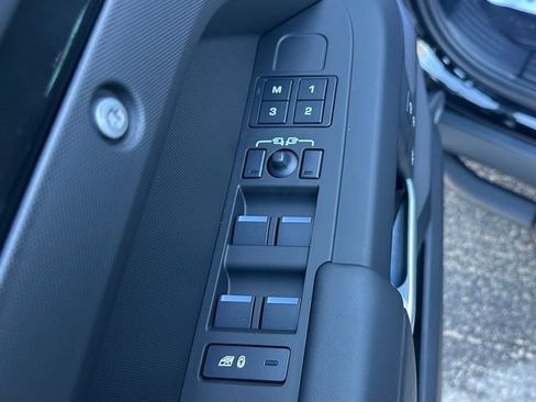 Used 2025 Land Rover Defender 110 X-Dynamic SE AWD/4WD image 16