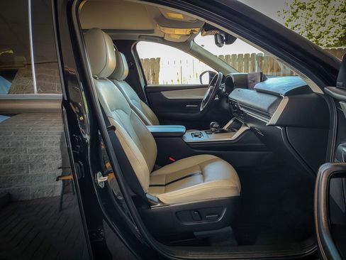 Used 2025 MAZDA CX-70 Plug-In Hybrid w/ Premium Pkg image 17