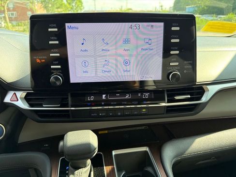 Used 2024 Toyota Sienna LE w/ LE Plus Package FWD image 22