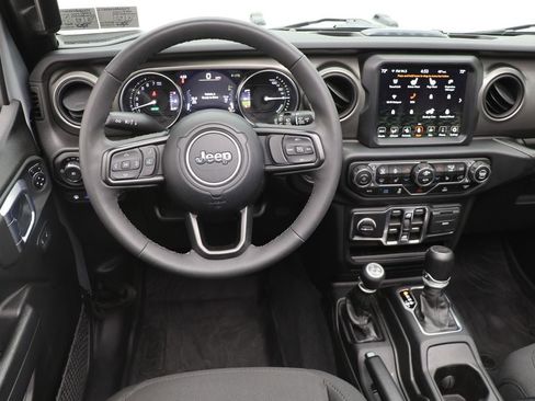 Used 2023 Jeep Wrangler Unlimited w/ Sun & Screen Package image 13