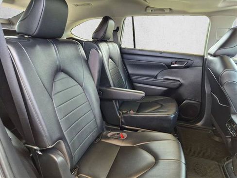 Used 2023 Toyota Highlander XLE FWD image 19