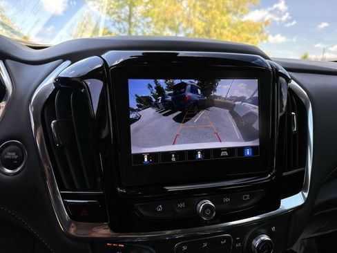 Used 2023 Chevrolet Traverse Premier FWD image 26