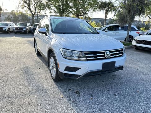 Used 2018 Volkswagen Tiguan SE w/ Panoramic Sunroof Package image 7