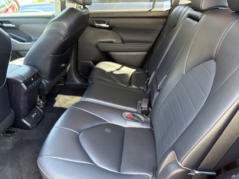 Used 2023 Toyota Highlander XLE AWD/4WD image 24
