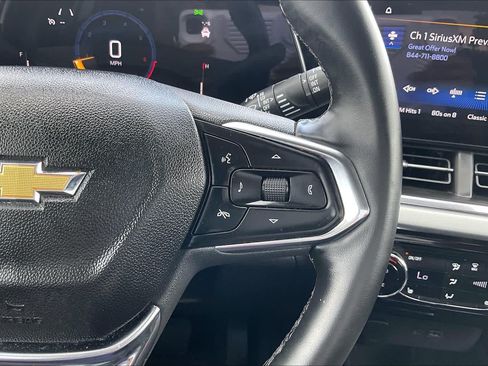 Used 2025 Chevrolet Trax LT w/ LT Convenience Package FWD image 24