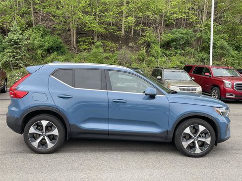 Used 2023 Volvo XC40 B5 Plus w/ Driver Assist Package AWD/4WD image 3
