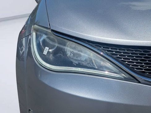 Used 2020 Chrysler Pacifica Limited FWD image 9