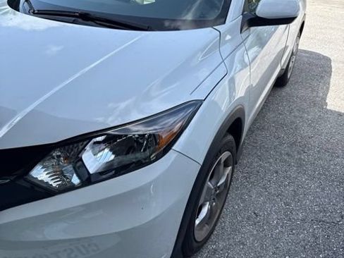 Used 2017 Honda HR-V LX image 1