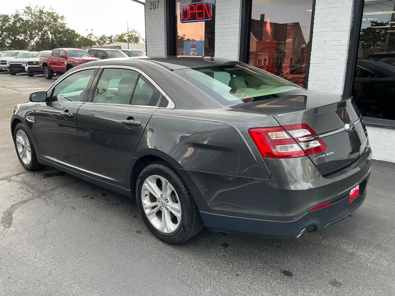 Used 2017 Ford Taurus SE FWD image 5