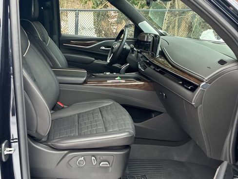 Used 2024 Cadillac Escalade Premium Luxury Platinum image 18