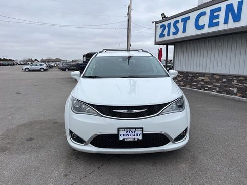 Used 2018 Chrysler Pacifica Touring-L w/ Premium Audio Group FWD image 3