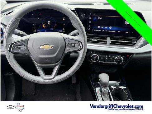 Certified 2025 Chevrolet Trax LT FWD image 12
