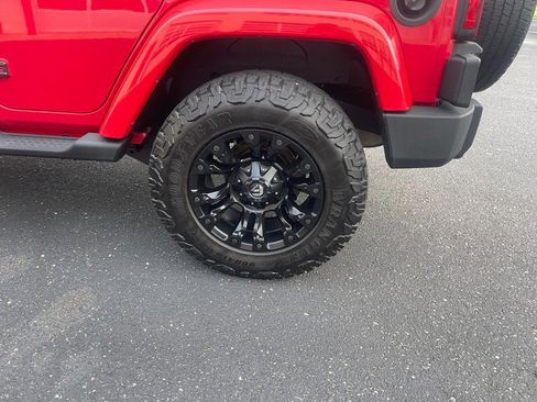 Used 2014 Jeep Wrangler Unlimited Sahara w/ Connectivity Group AWD/4WD image 5
