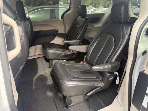 Used 2023 Chrysler Pacifica Touring-L image 34