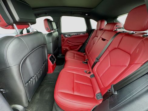 Used 2022 Porsche Macan AWD/4WD image 16