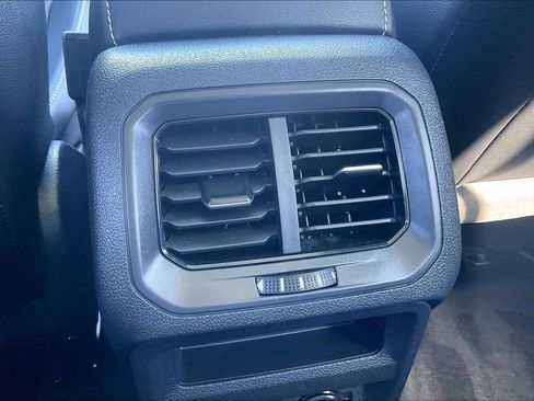 Used 2022 Volkswagen Tiguan SE w/ Panoramic Sunroof Package image 12
