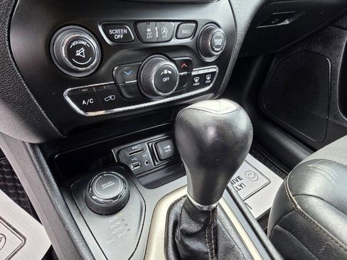 Used 2018 Jeep Cherokee Latitude Plus w/ Cold Weather Group image 18