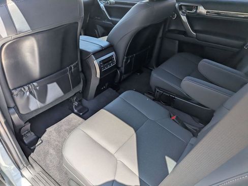 Used 2023 Lexus GX 460 Premium w/ Accessory Package AWD/4WD image 32