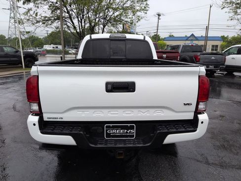 Used 2016 Toyota Tacoma TRD Sport w/ Premium & Technology Package AWD/4WD image 4