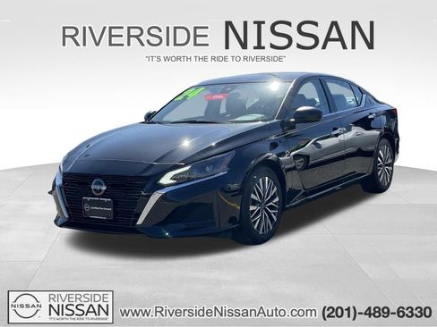Certified 2024 Nissan Altima 2.5 SV FWD image 1