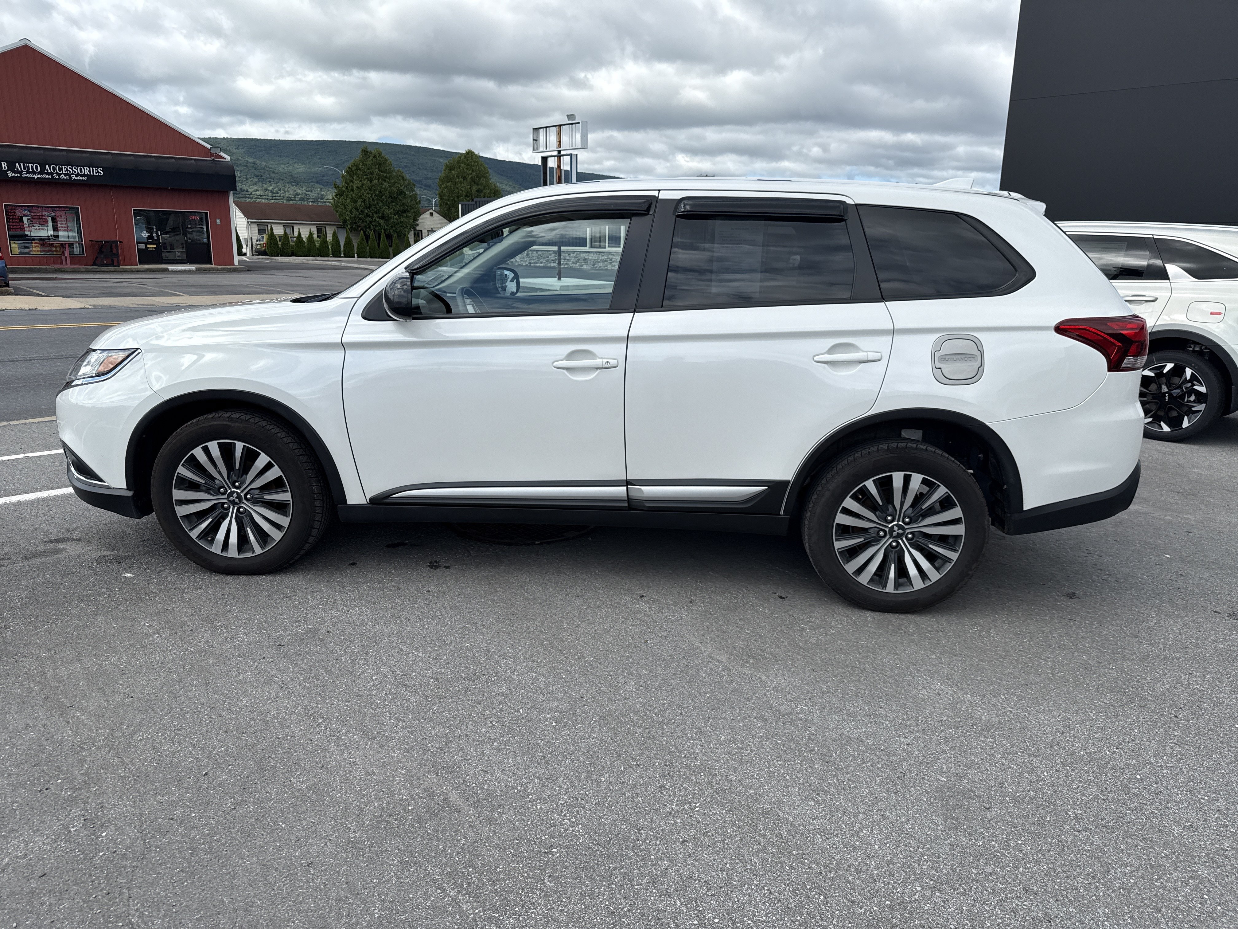 Used 2020 Mitsubishi Outlander ES AWD/4WD image 7