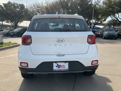 Used 2025 Hyundai Venue SEL image 6
