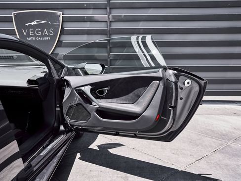 Used 2021 Lamborghini Huracan EVO RWD image 31