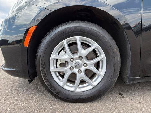Used 2025 Chrysler Pacifica Select FWD image 19